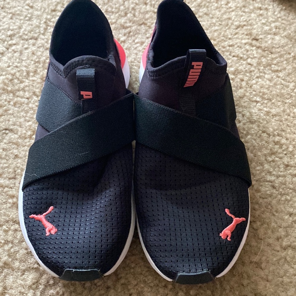 Women’s Size 6 Pumas Tennis Shoe Slip-on